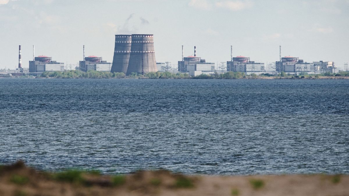 Nízko nad jadernými elektrárnami na Ukrajině proletěla raketa, prověřuje MAAE